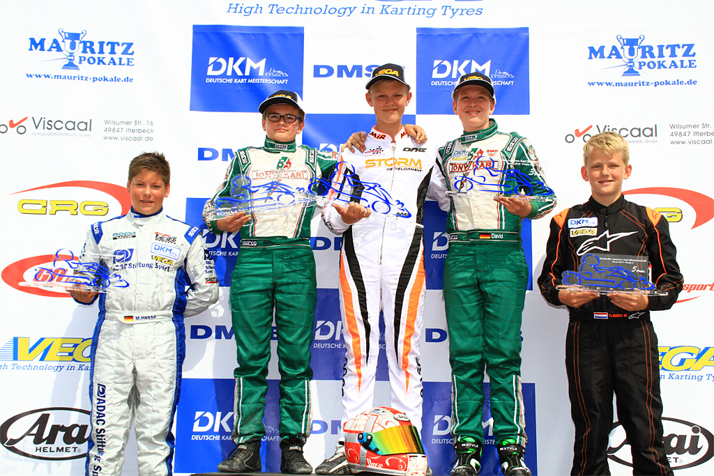 Storm Development-køreren Emil Dose øverst på podiet, mellem de to kørere fra KSM Racingteamet der drives af Ralf Schumacher